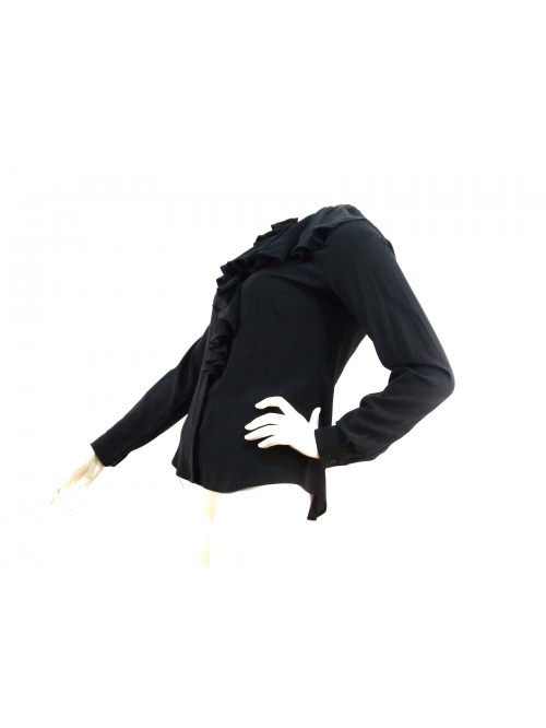 Flared women's shirt, neck and ruffle chest with hidden buttons.