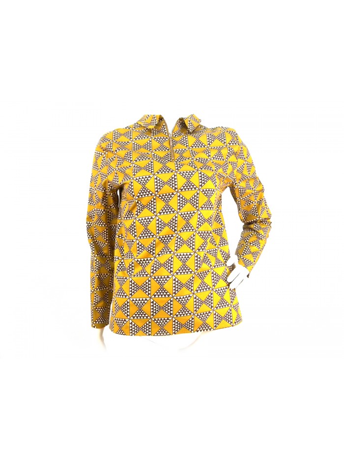 Woman shirt with modular geometric designs, collar and opening. Woman shirt with modular geometric designs, collar and opening.