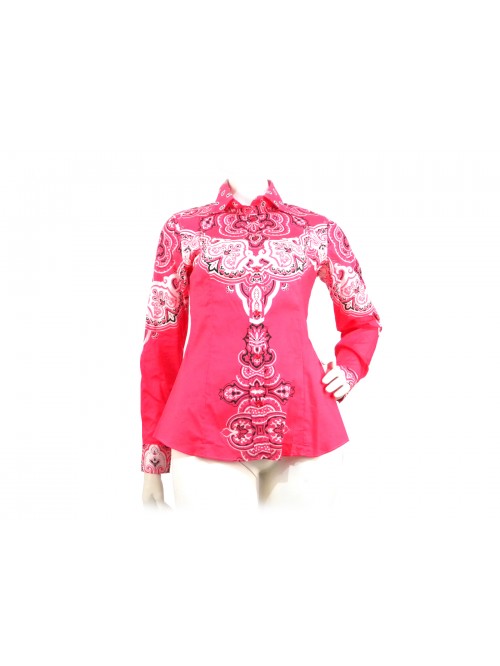 Camicia Donna fantasia Strawberry Pasley simmetrica su fondo magenta. Camicia Donna fantasia Strawberry Pasley simmetrica su fondo magenta.
