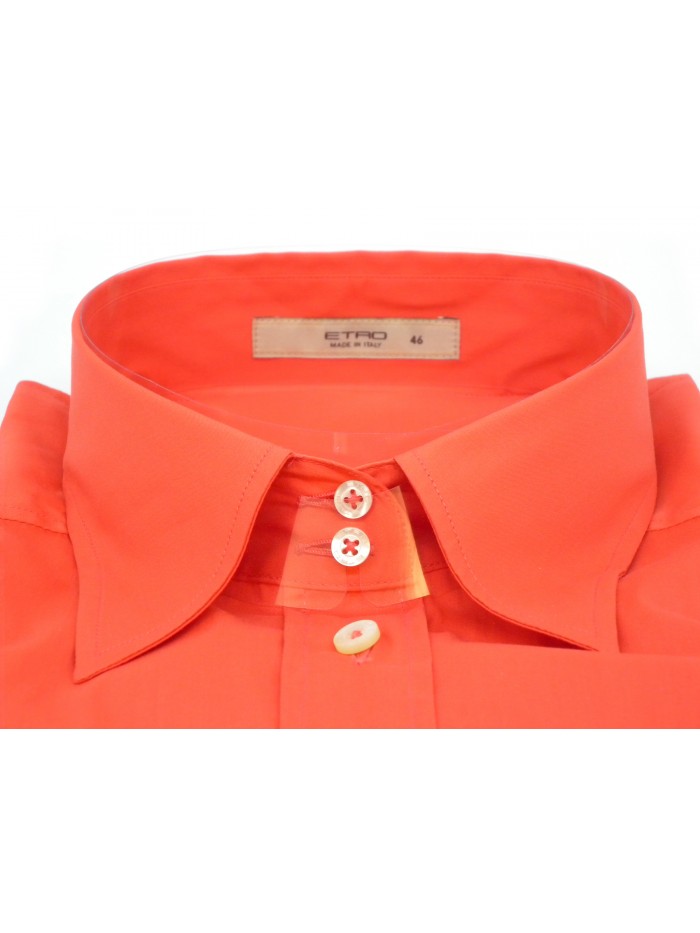 Classic Shirt with 2 buttons collar.