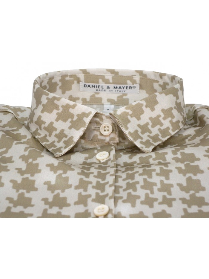 Woman Laura Galles stretch shirt with houndstooth print.