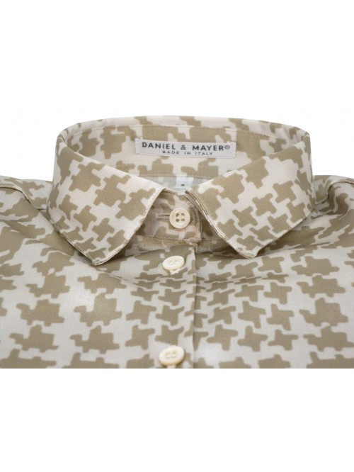 Woman Laura Galles stretch shirt with houndstooth print.