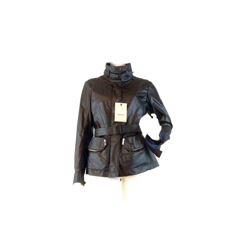 Long women's jacket with 2 zippered zip pockets and belt with buckle. Long women's jacket with 2 zippered zip pockets and belt with buckle.