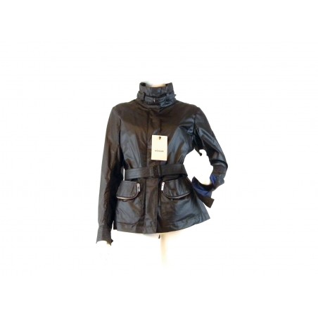 Giacca Donna lunga con 2 tasche a cerniera zip e cintura con fibbia. Giacca Donna lunga con 2 tasche a cerniera zip e cintura con fibbia.