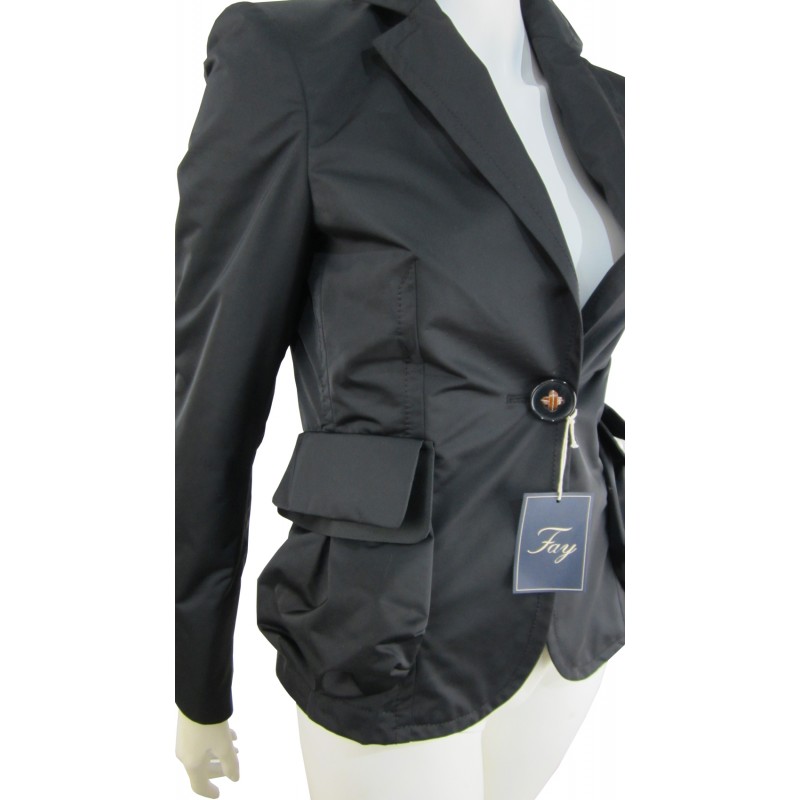 Short women's jacket 2 overlapping pockets with wide buttons.