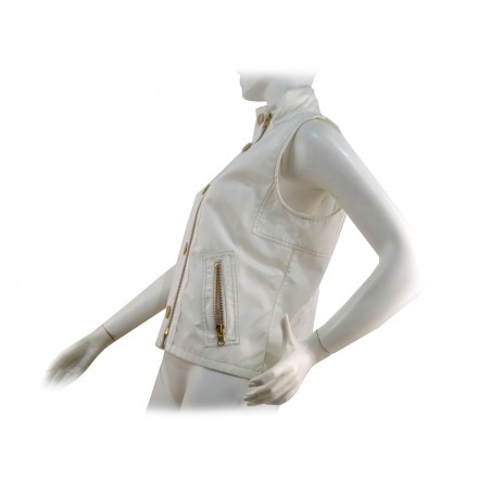 Woman jacket with zip pockets and belt with buckle.