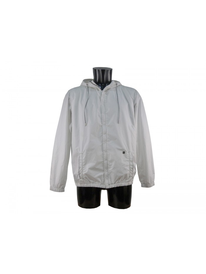 Lightweight man jacket with hood, 2 zip pockets and back pocket. Lightweight man jacket with hood, 2 zip pockets and back pocket.