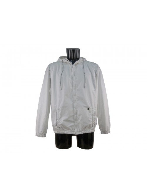 Lightweight man jacket with hood, 2 zip pockets and back pocket. Lightweight man jacket with hood, 2 zip pockets and back pocket.