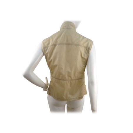 Extra light woman vest with zip closure and 4 pockets.