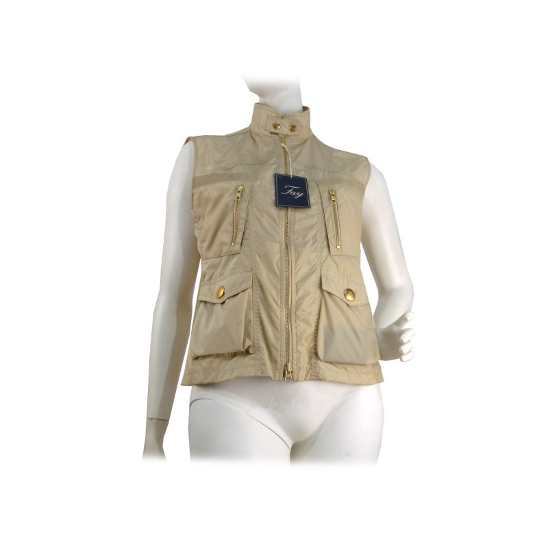 Gilet Donna extra light con chiusura zip e 4 tasche. Gilet Donna extra light con chiusura zip e 4 tasche.
