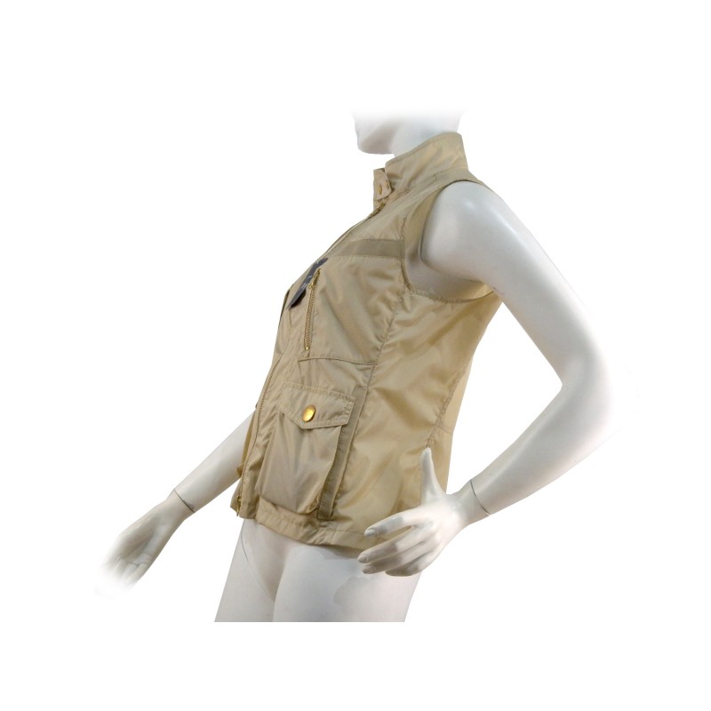 Extra light woman vest with zip closure and 4 pockets.