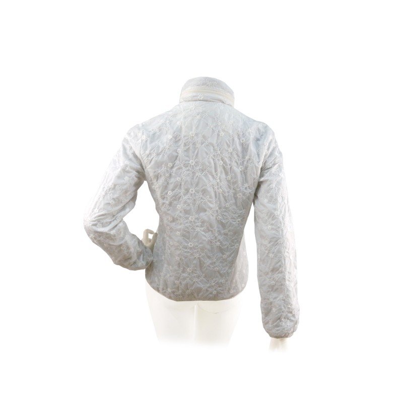 Woman embroidered jacket in white color with high crew-neck and removable hood.