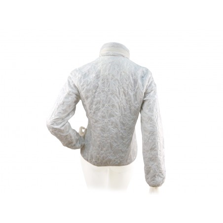 Giubbotto Donna ricamato su tinta bianca con girocollo alto e cappuccio estraibile.