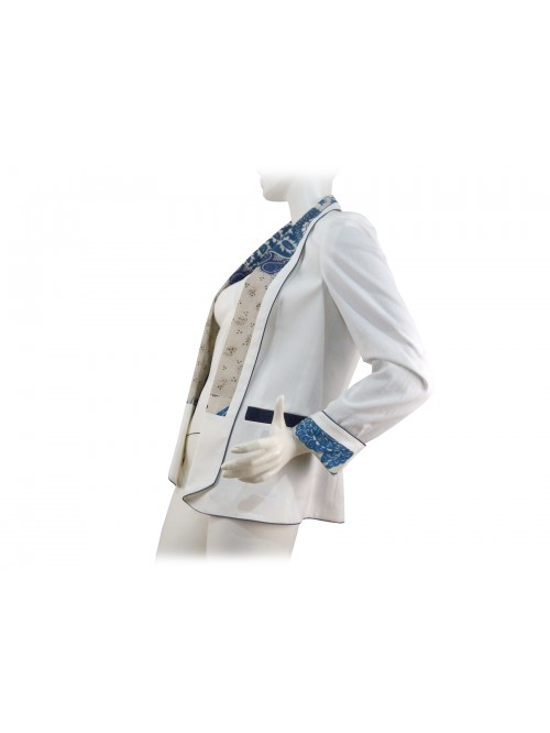 Woman jacket without buttons, floral decoration inside on silk lining