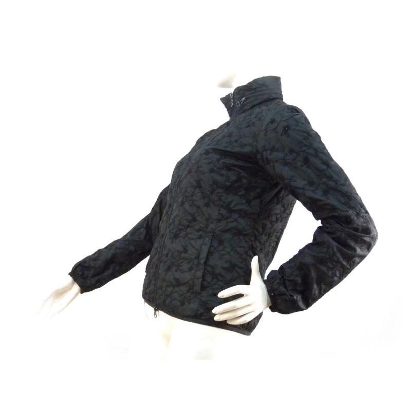 Woman jacket with zip pockets and belt with buckle.