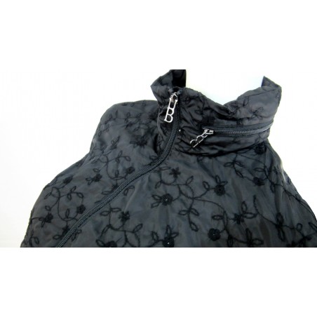 Woman jacket with zip pockets and belt with buckle.