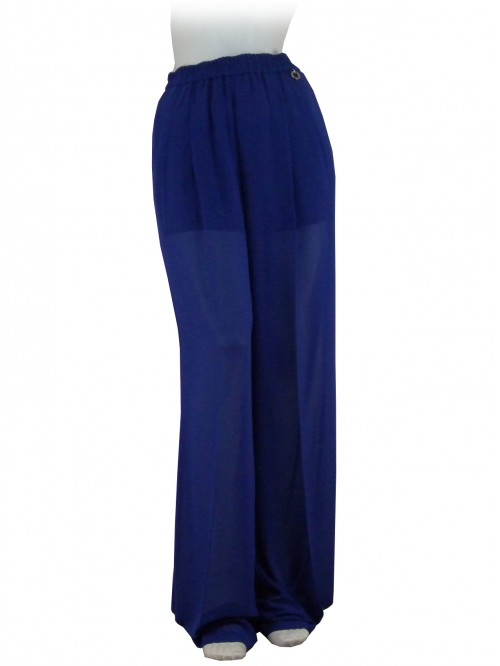 Woman Byron trousers, elastic waist, leg model in the building. Woman Byron trousers, elastic waist, leg model in the building.