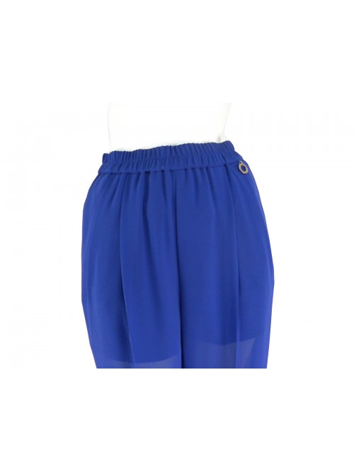 Woman Byron trousers, elastic waist, leg model in the building.