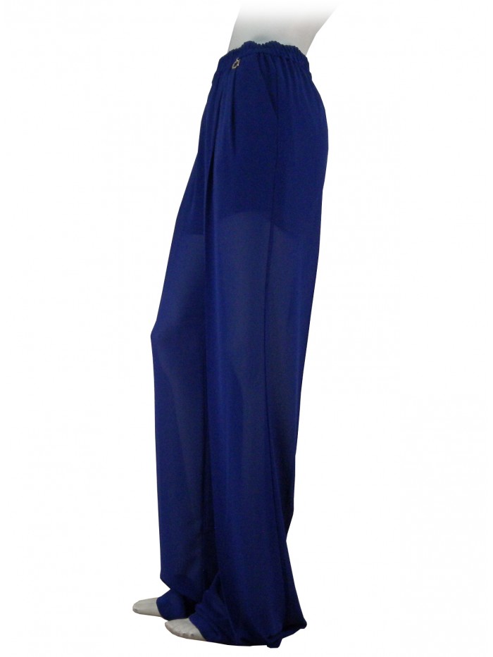 Woman Byron trousers, elastic waist, leg model in the building.