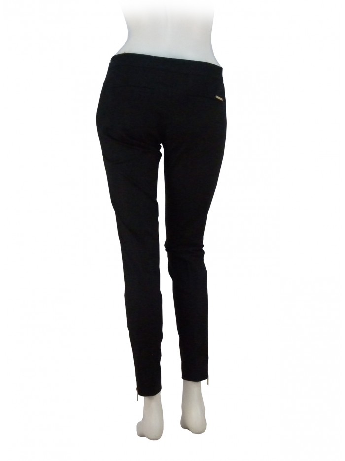 Woman trousers with side zip closure, back pockets