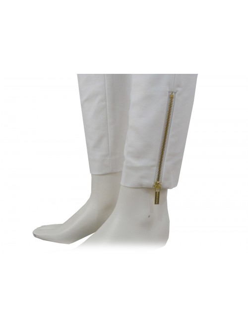 Woman trousers with side zip closure, back pockets