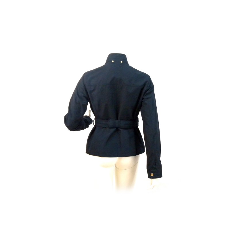 Giacca Donna corta con 4 tasche bottoni pressione foderata con cintura regolabile.