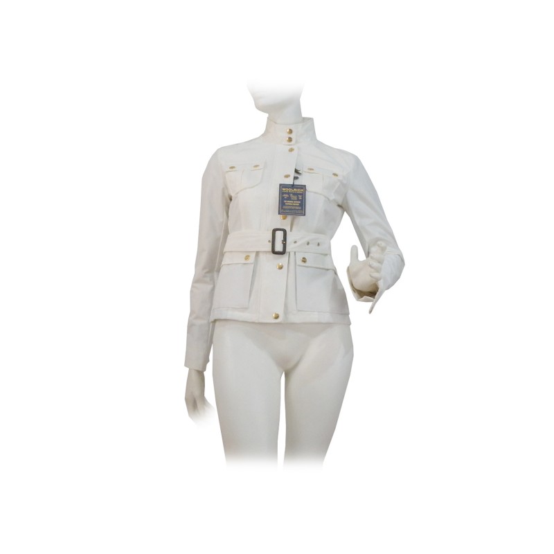 Giacca Donna corta con 4 tasche bottoni pressione foderata con cintura regolabile. Giacca Donna corta con 4 tasche bottoni pressione foderata con cintura regolabile.