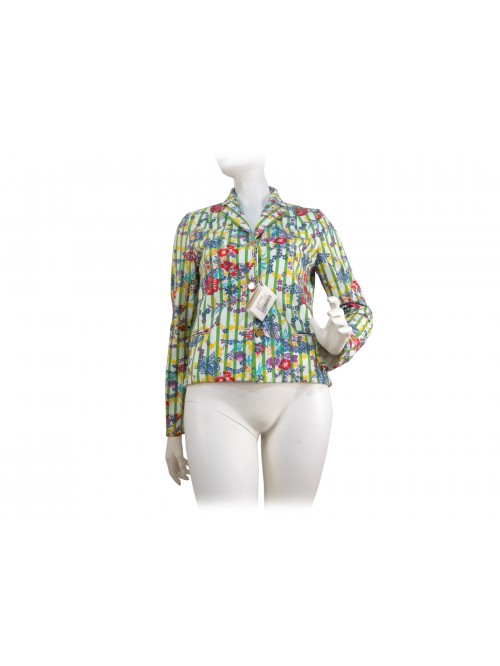 Short cut women's jacket, with buttons closure Short cut women's jacket, with buttons closure