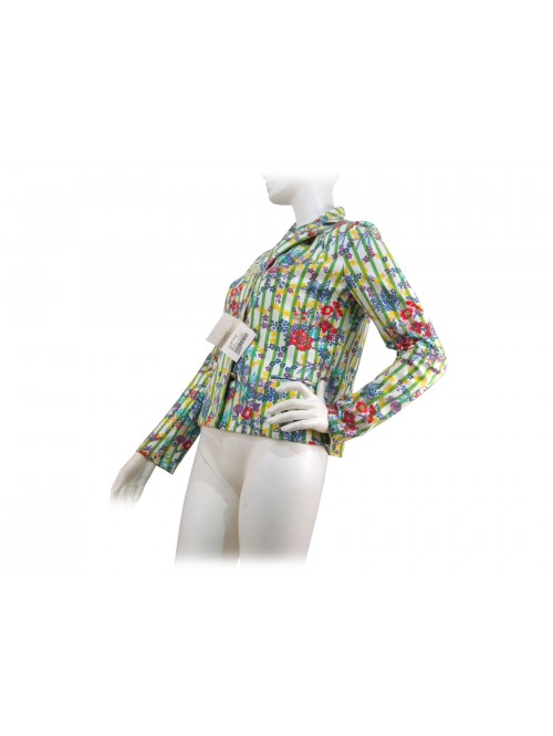 Short cut women's jacket, with buttons closure