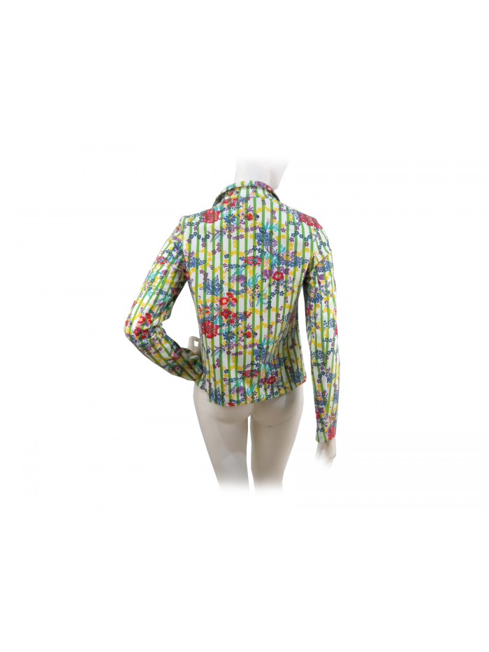 Short cut women's jacket, with buttons closure