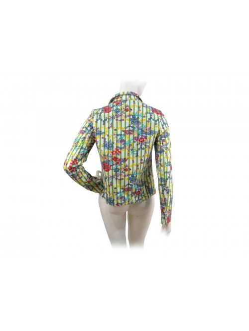 Short cut women's jacket, with buttons closure
