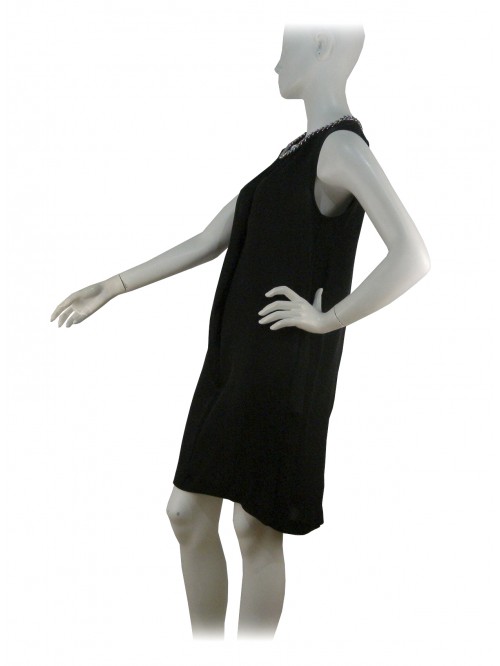 Sleeveless woman dress, chromed chain on round neck