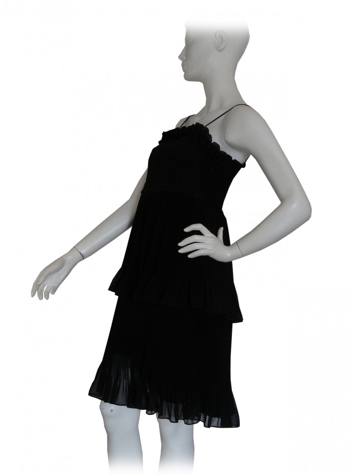Woman dress with shoulder strap and bodice with pleated flounce.