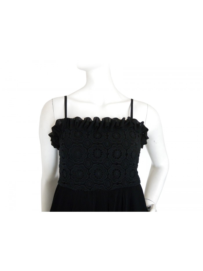 Woman dress with shoulder strap and bodice with pleated flounce.