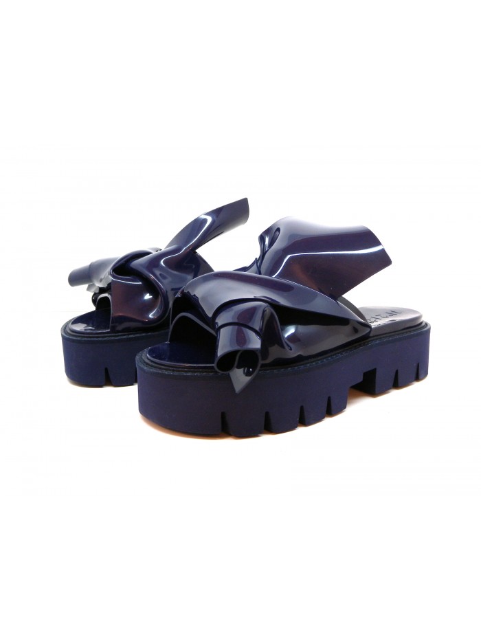 Woman sandals with wedge, glossy effect with asymmetrical knot decoration. Woman sandals with wedge, glossy effect with asymmetrical knot decoration.