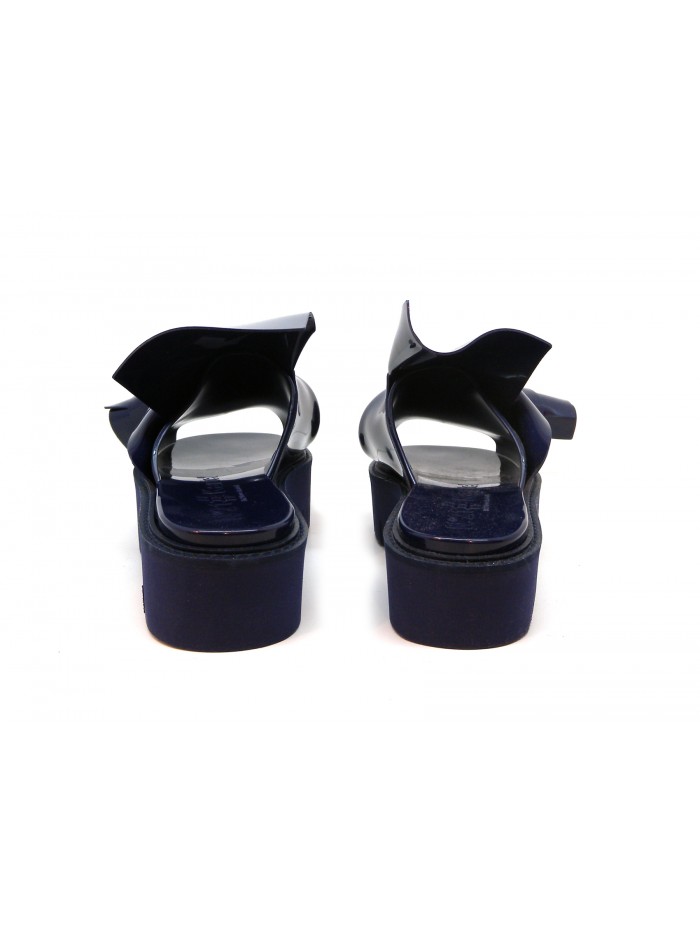 Sandali Donna con zeppa, effetto glossy con decoro nodo asimmetrico.