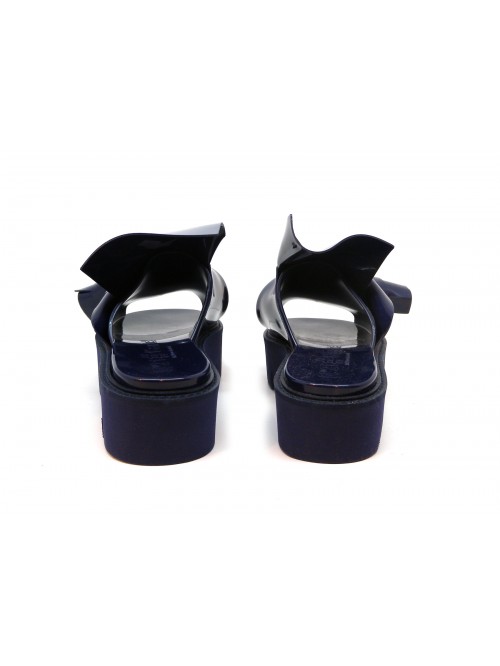 Sandali Donna con zeppa, effetto glossy con decoro nodo asimmetrico.