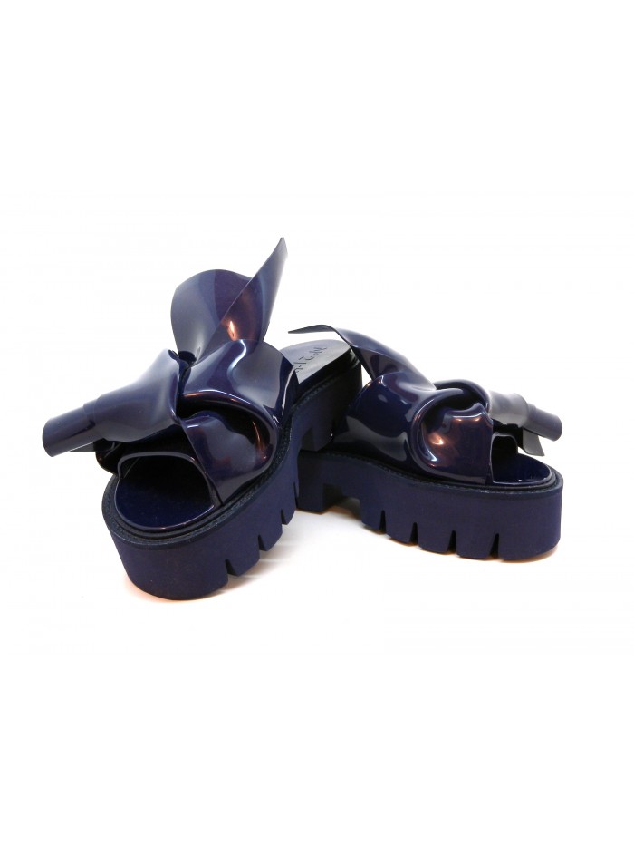 Sandali Donna con zeppa, effetto glossy con decoro nodo asimmetrico.