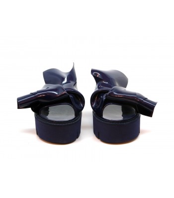 Sandali Donna con zeppa, effetto glossy con decoro nodo asimmetrico. 2