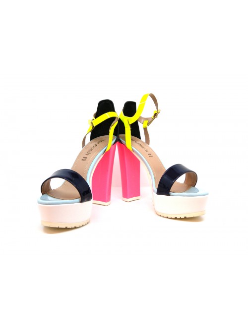 Sandali Donna vernice glossy fluo, tacco alto con zeppa bianca.