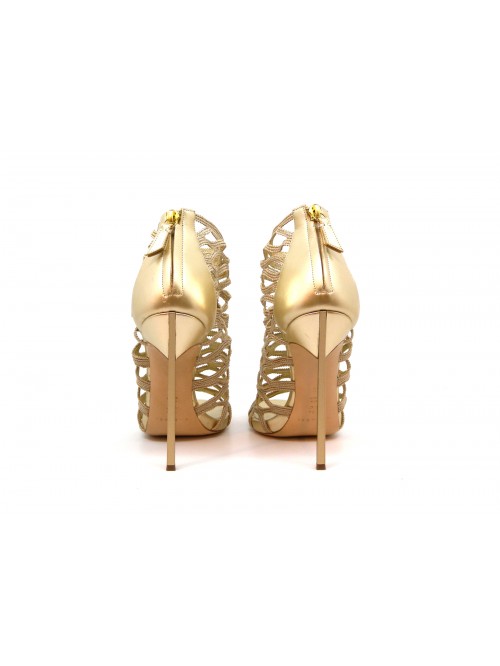Women's sandals with 130mm heel with wrap-around net on gold color.