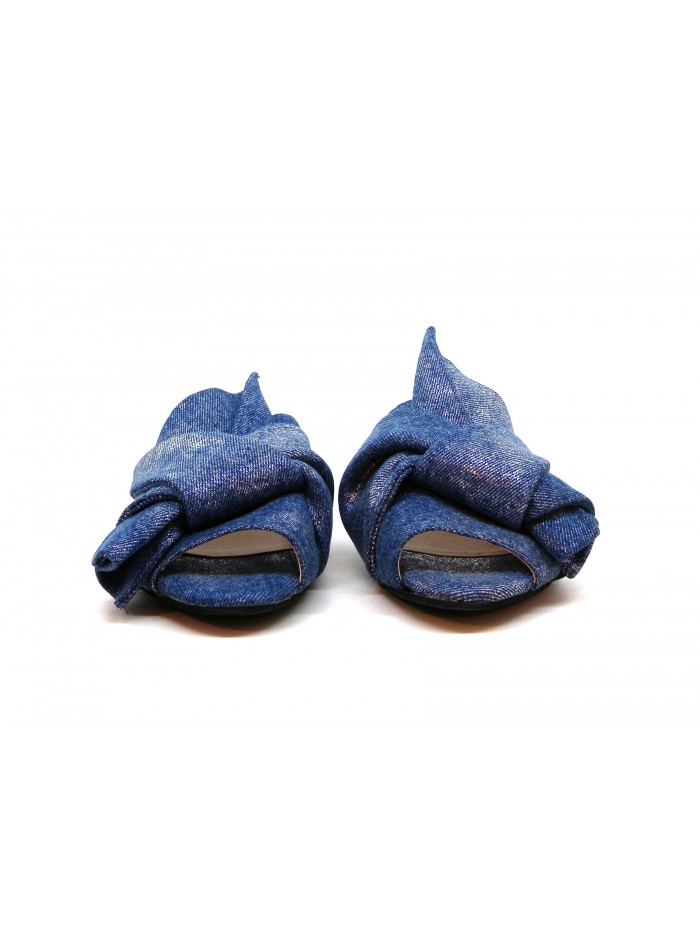 Women's low sandals with heel with asymmetrical bow decoration