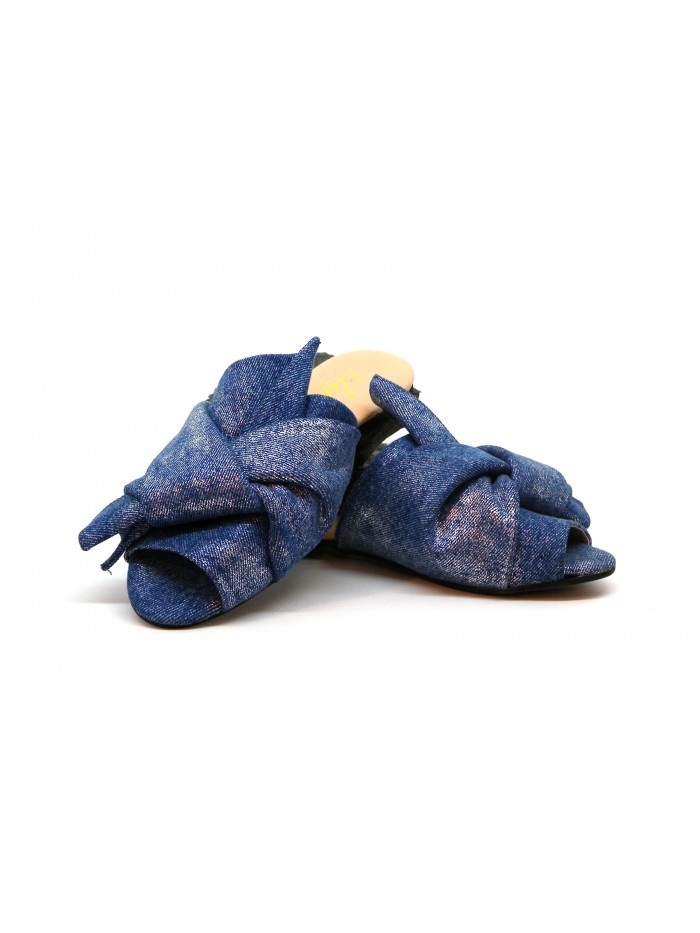 Women's low sandals with heel with asymmetrical bow decoration