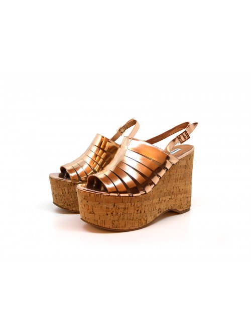Woman sandals with wedge lined with cork, glossy bronzed effect. Woman sandals with wedge lined with cork, glossy bronzed effect.