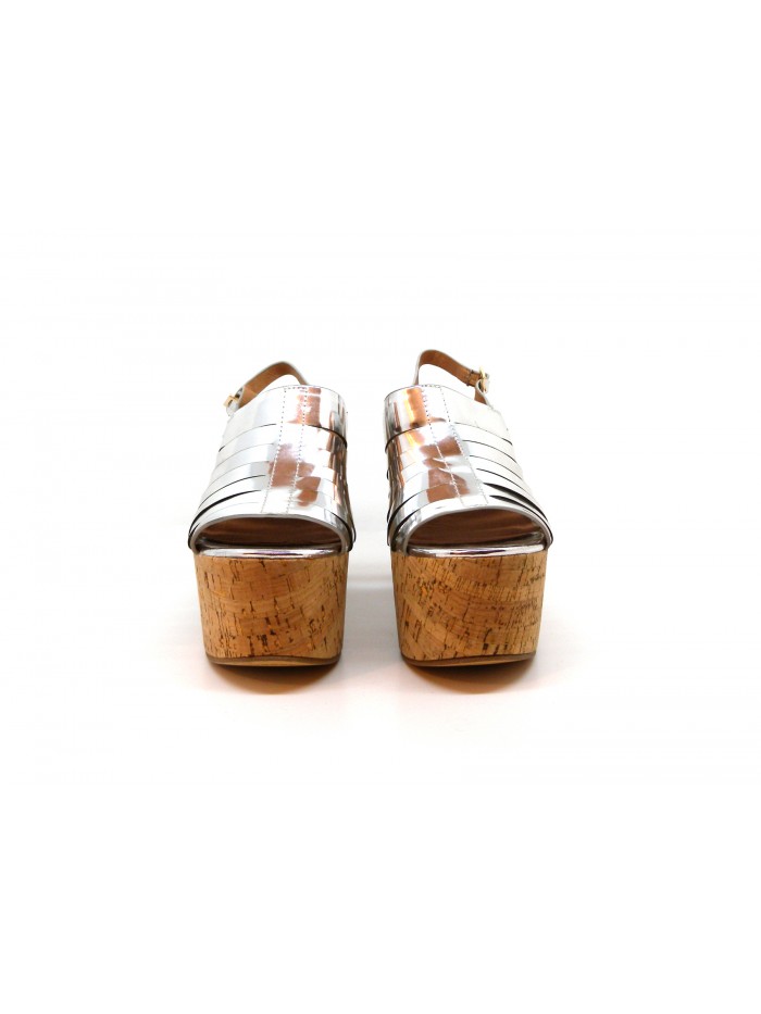 Woman sandals with wedge lined with cork, glossy silver effect.