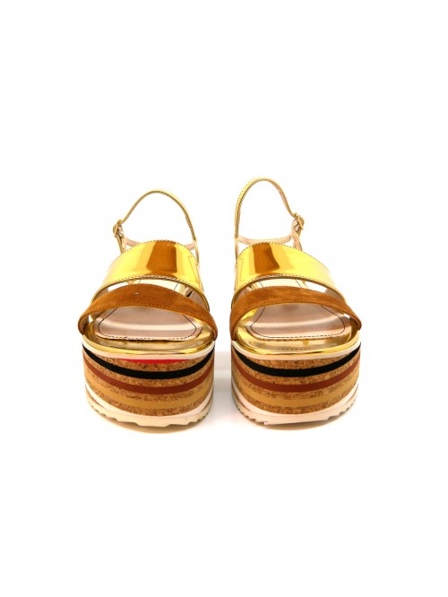 Women's sandals with wedge covered in dark cork multicolor stripes.