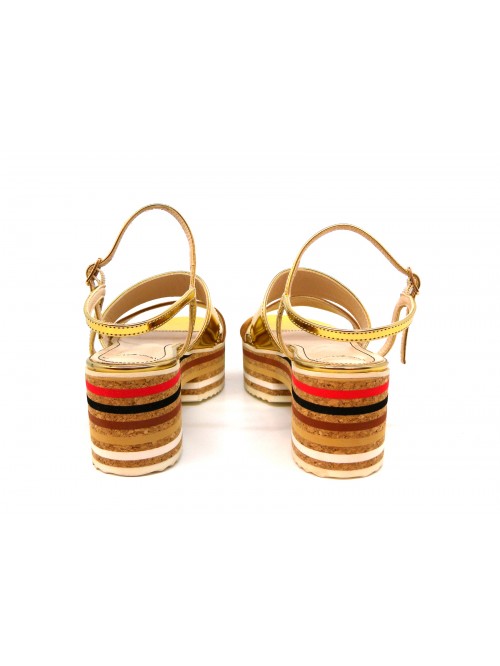 Women's sandals with wedge covered in dark cork multicolor stripes.