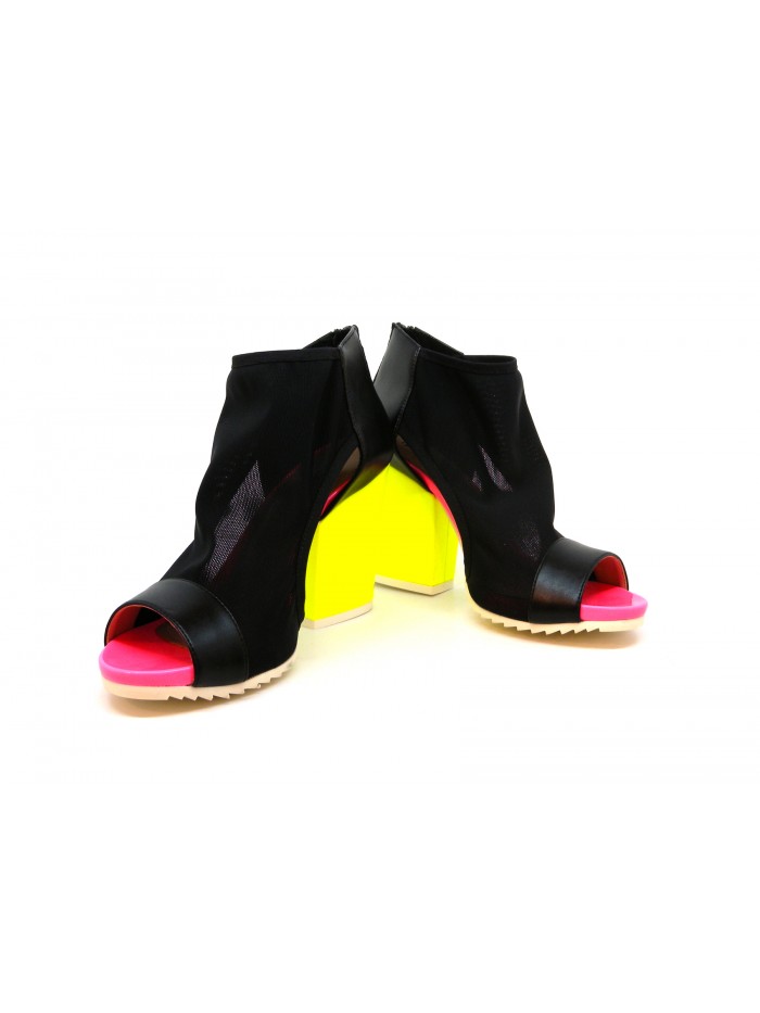 Women's sandals with heel and fluo bottom, black wraparound net.