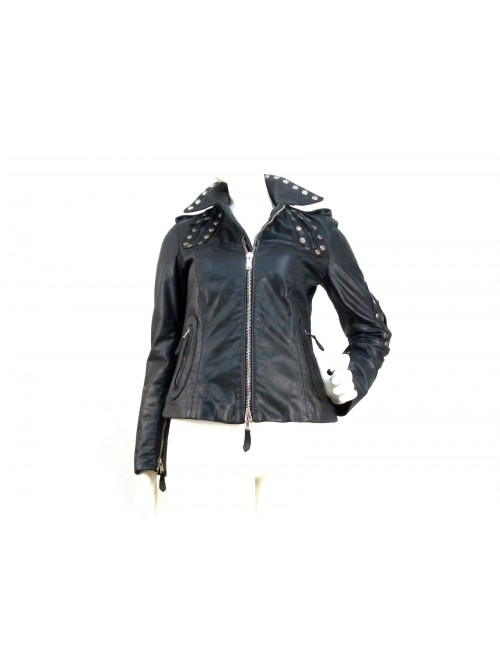 Giubbotto donna foderato, modello biker con borchie su collo Giubbotto donna foderato, modello biker con borchie su collo