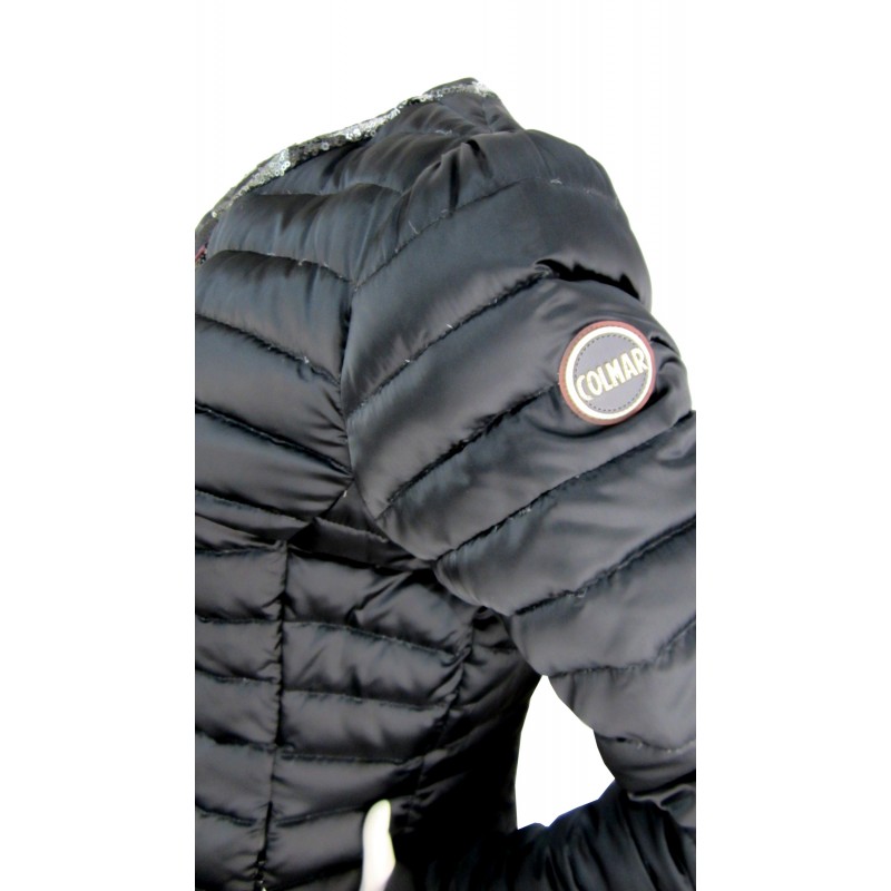 Woman down jacket with zip border in contrast with paillets.